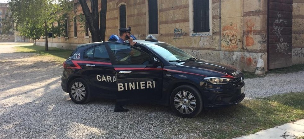Nelle mutande nascondevano droga, un bilancino e un coltellino: arrestati due giovanissimi